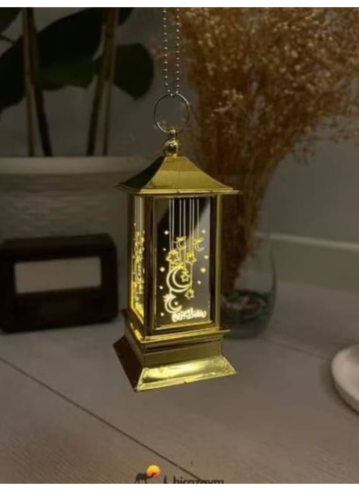 فانوس رمضان بإضاءة LED بتصميم إسلامي تقليدي ولون ذهبي أنيق. زينة «رمضان مبارك» مثالية لإضافة أجواء دافئة واحتفالية للمنزل أو الطاولة. المقاس: 15 سم - Image 1